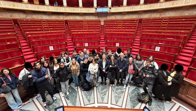 photo des élèves devant les bancs de l'assemblée nationale.